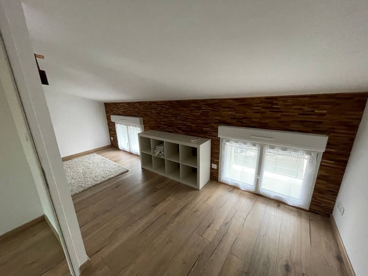 Mezzanine : rangements, fenêtres et mur en lames de bois