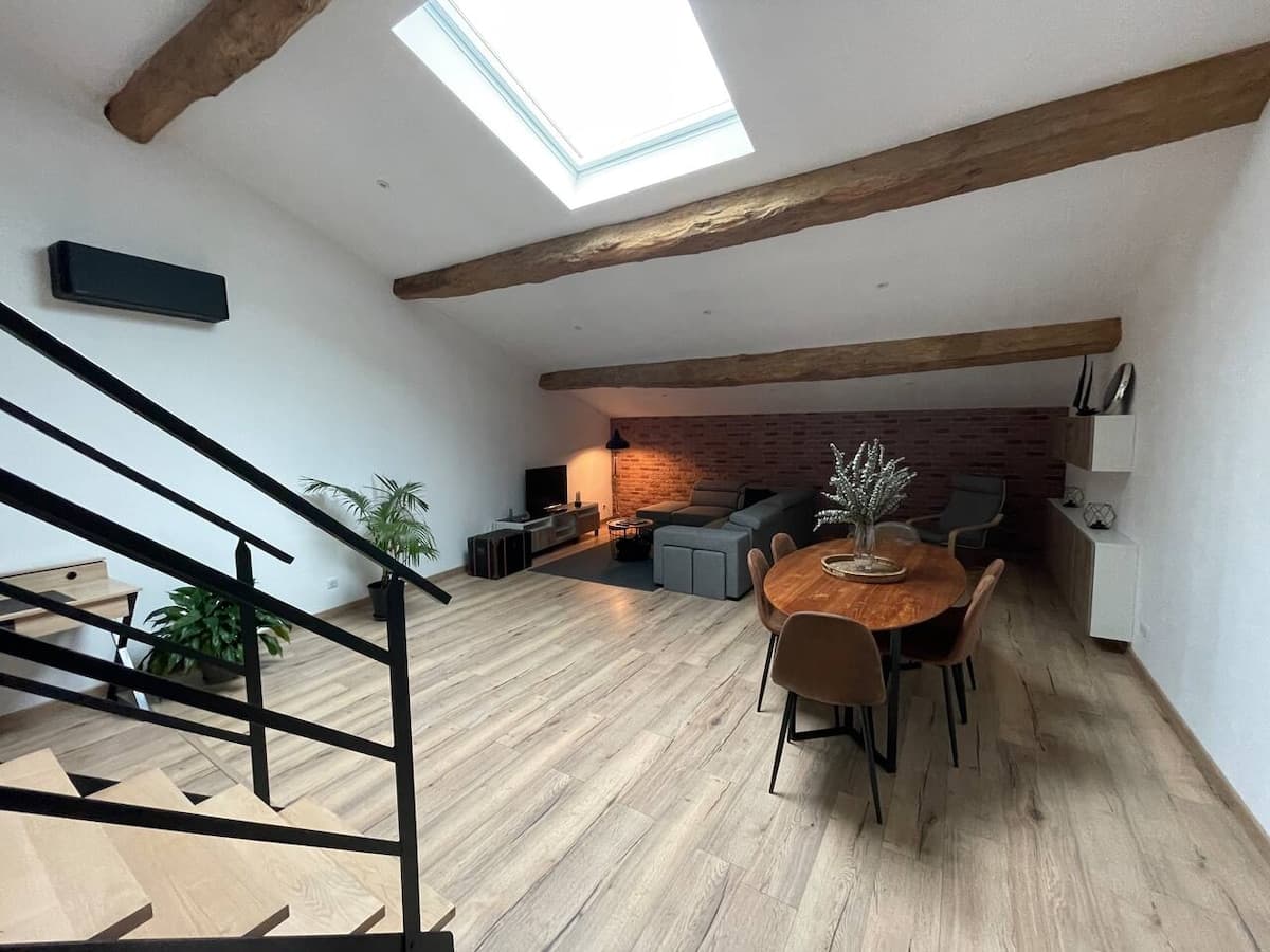 Le grand Velux au-dessus de la pièce de vie, la table à manger et le salon